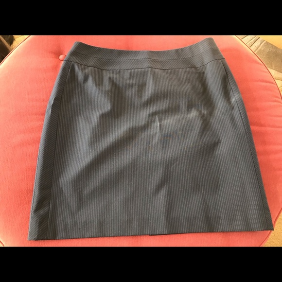 Women’s Navy Blue Pinstripe Skirtsuit. - Picture 3 of 4